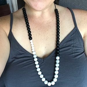 Teething necklace w travel bag